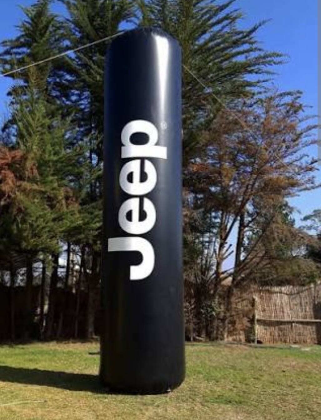 Columna inflable Jeep en evento corporativo
